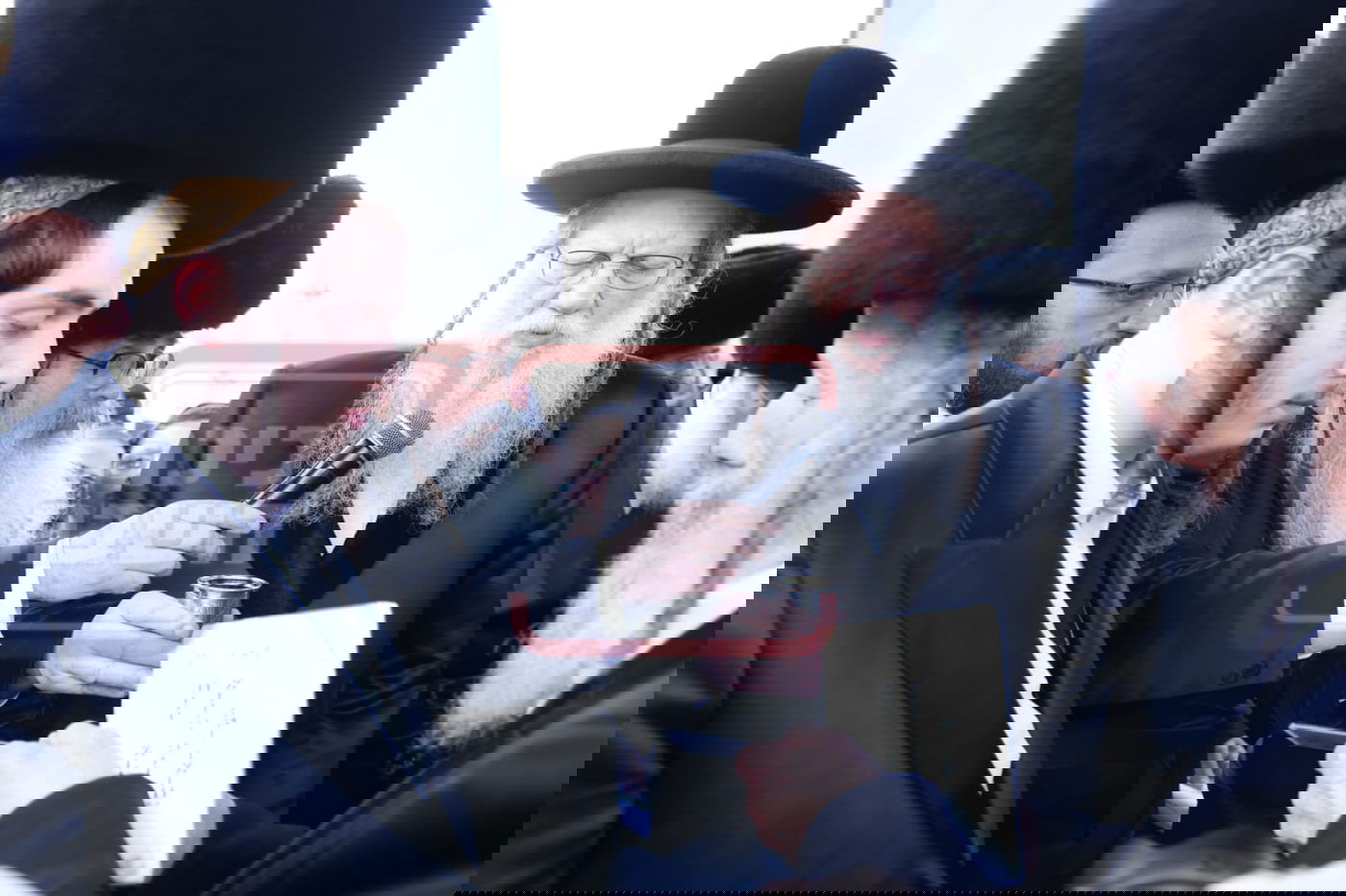 תיעוד מרהיב: אדמו"רי בני ברק בחופת גור - בבית המדרש הגדול בירושלים