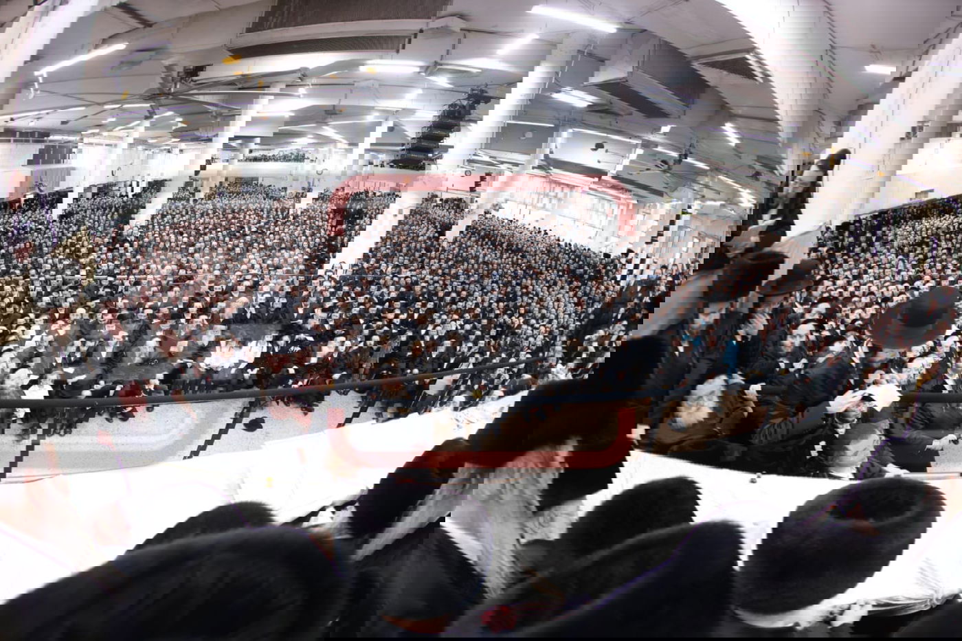 תיעוד מרהיב: אדמו"רי בני ברק בחופת גור - בבית המדרש הגדול בירושלים