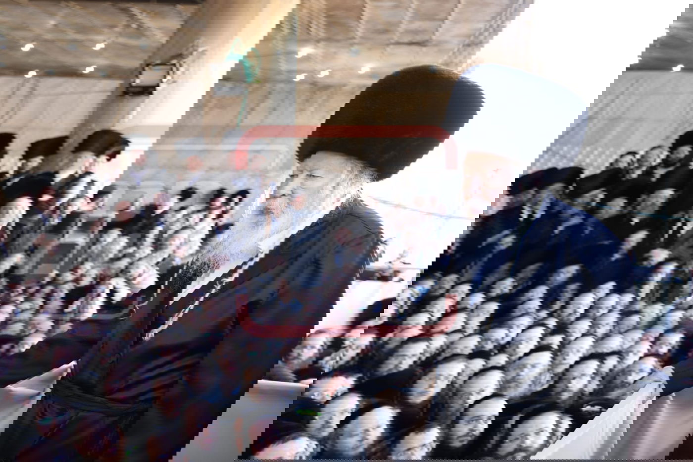 תיעוד מרהיב: אדמו"רי בני ברק בחופת גור - בבית המדרש הגדול בירושלים