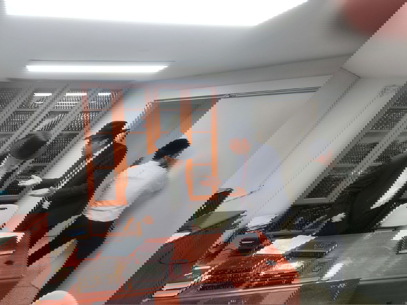 גרינברג במעונו של הגרמ"ה הירש