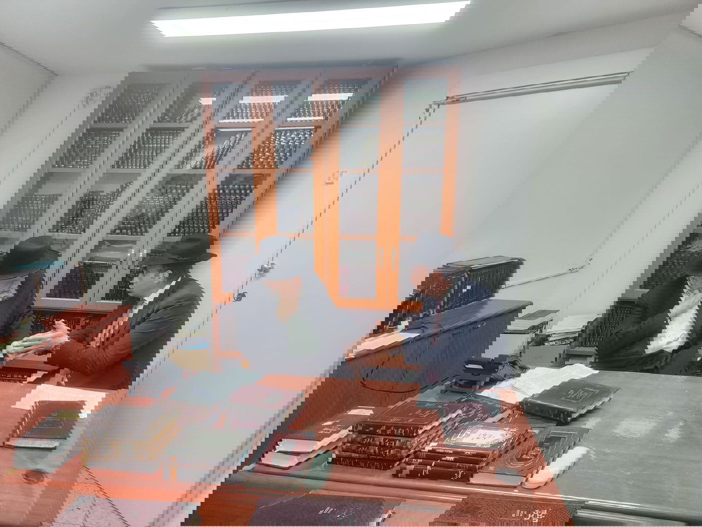 גרינברג במעונו של הגרמ"ה הירש