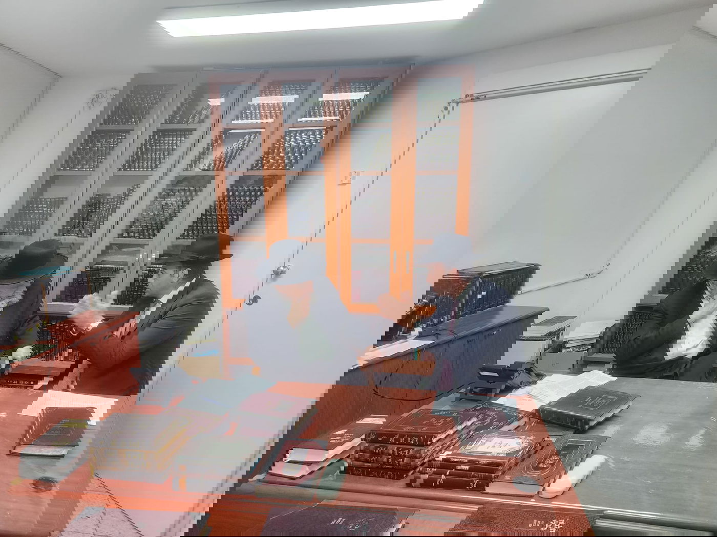 גרינברג במעונו של הגרמ"ה הירש