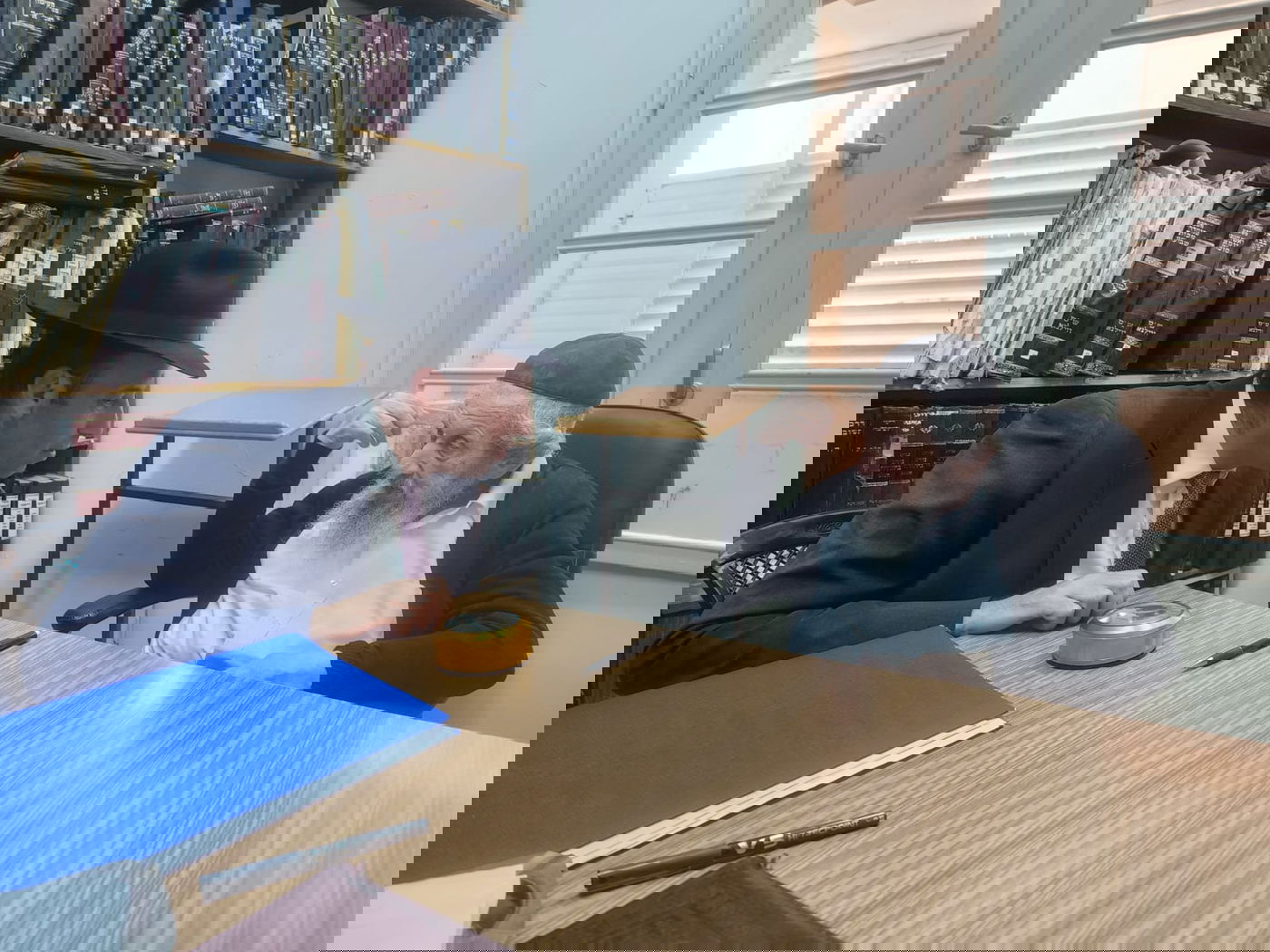 גרינברג במעונו של ראש הישיבה הגר"ד לנדו