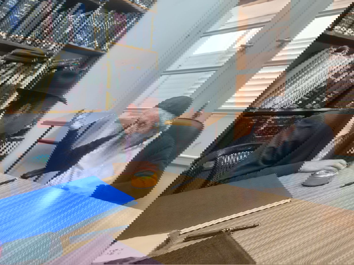 גרינברג במעונו של ראש הישיבה הגר"ד לנדו