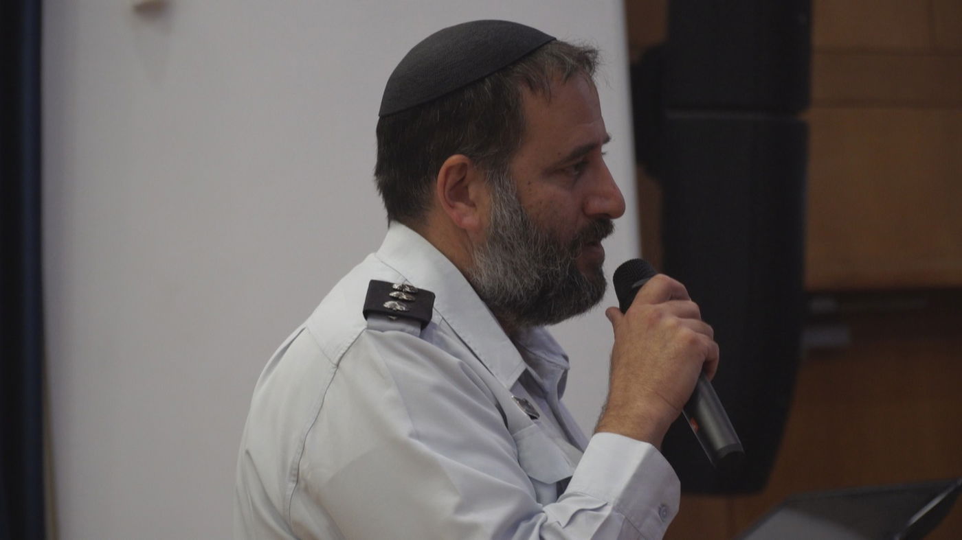 נואם בפני האסירים | הרב סלמן בתפקיד