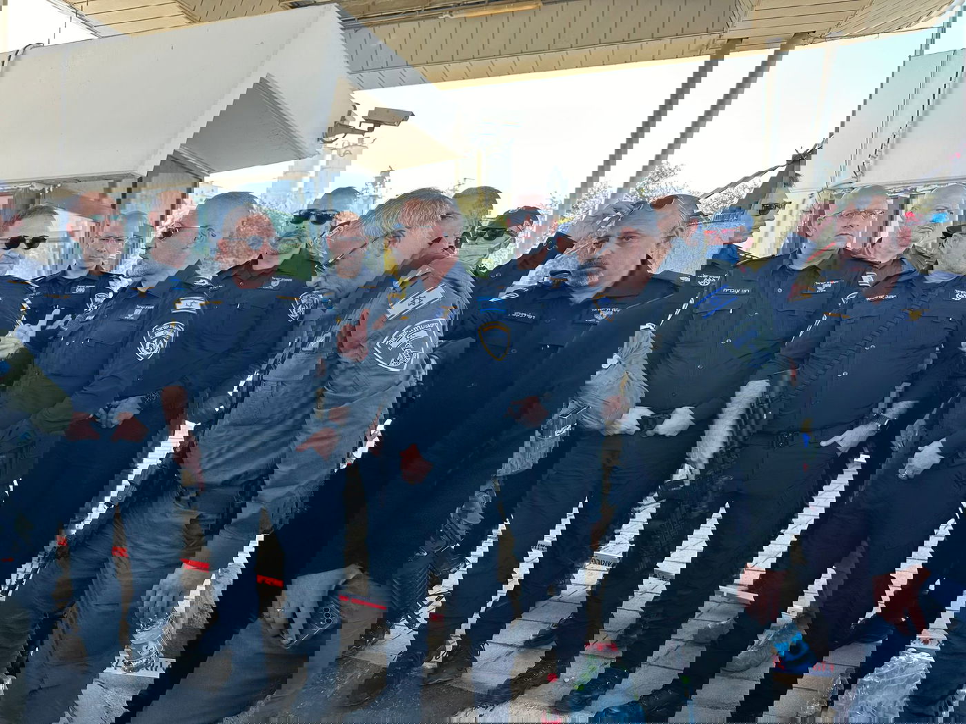 המפכ"ל בזירת הפיגוע בכביש המנהרות (למצולמים אין קשר לכתבה)