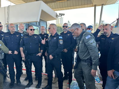 המפכ"ל בזירת הפיגוע בכביש המנהרות (למצולמים אין קשר לכתבה)