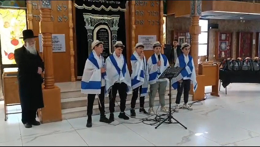 הנערים שרים "לו יהי"