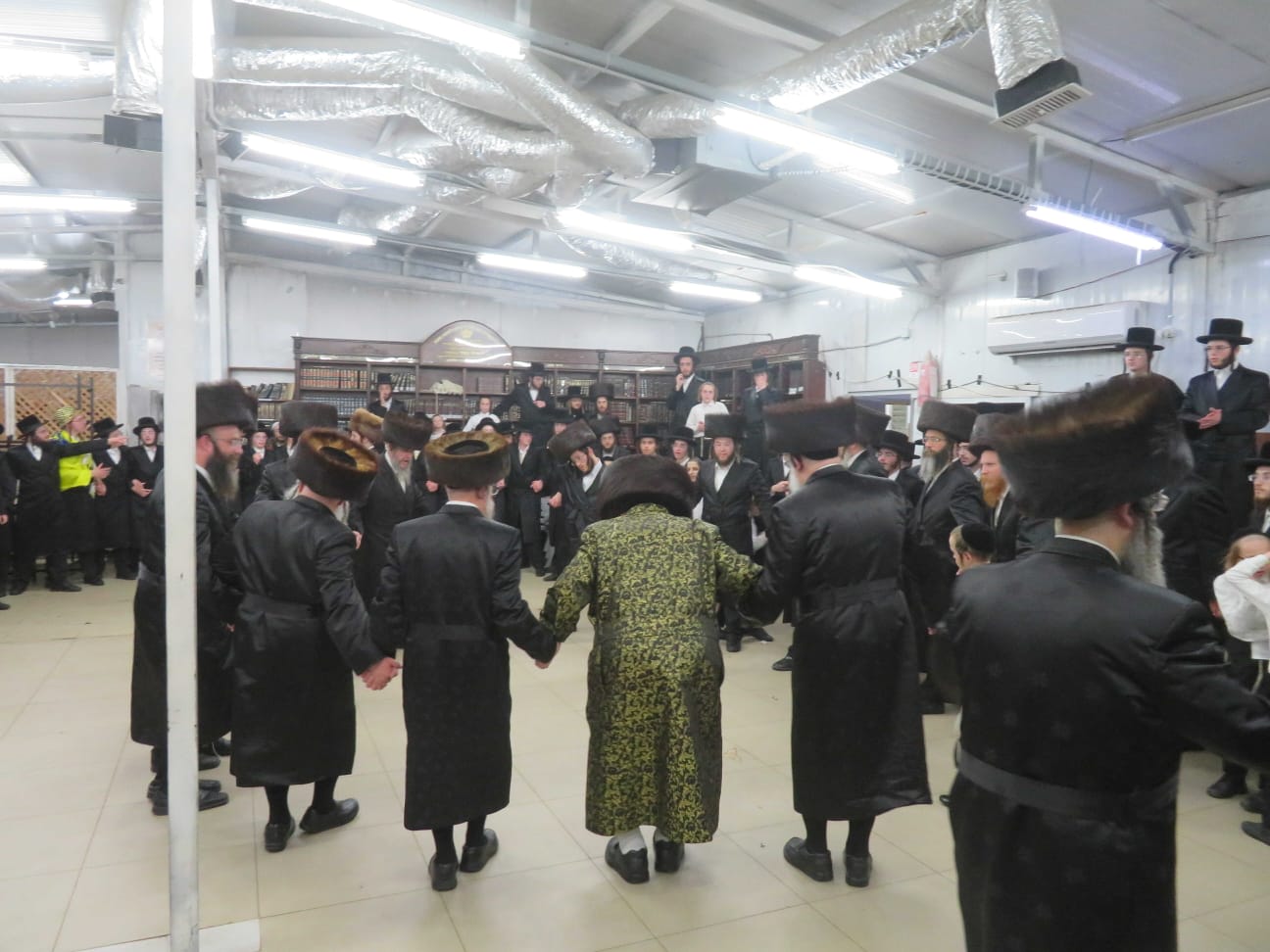 החתן חבש שטריימיל עתיק, האדמו"ר פיזז באמצע המעגל בעוז