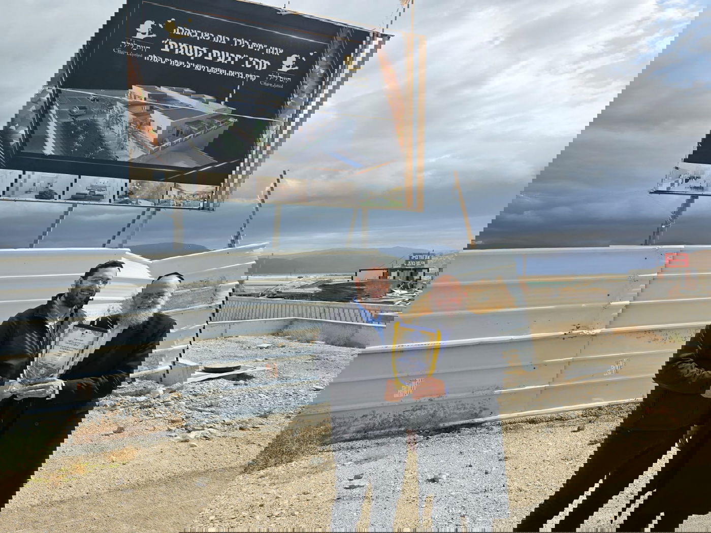 השר לפיתוח הנגב והגליל ויו"ר ועדת הפנים סיירו בשטח בו יוקם המרכז של 'חיים לילד' 