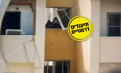אש תופת: המחבלים מתבצרים בבניין, לוחמי הקומנדו פורצים
