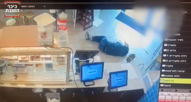 המחבל הירוי שרוע בזירת הפיגוע