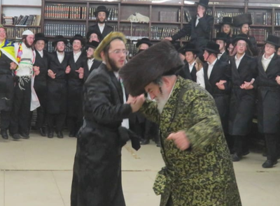 החתן חבש שטריימיל עתיק, האדמו"ר פיזז באמצע המעגל בעוז