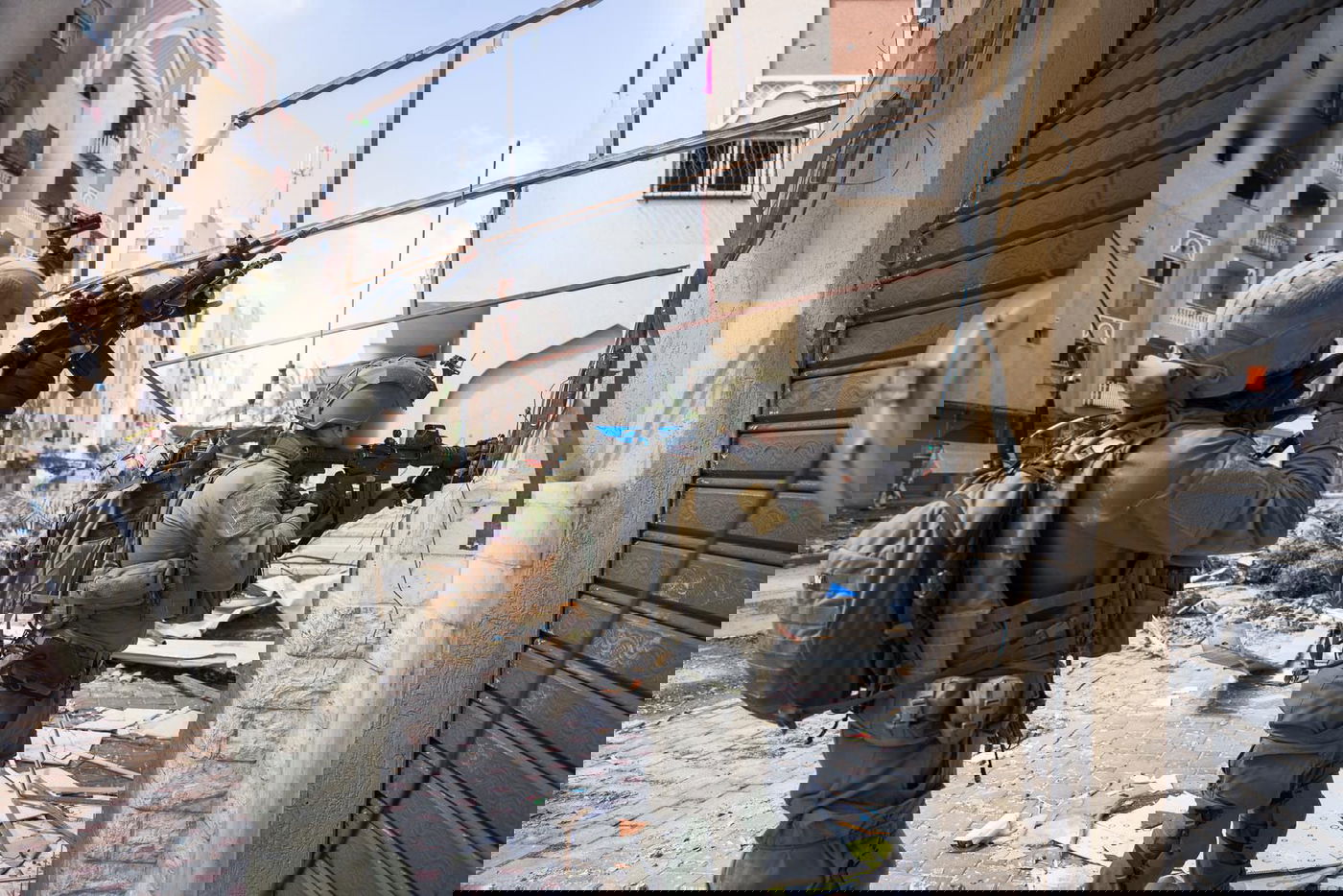 אש תופת: המחבלים מתבצרים בבניין, לוחמי הקומנדו פורצים