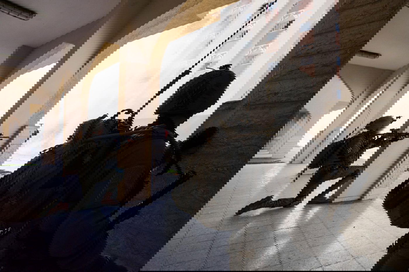 אש תופת: המחבלים מתבצרים בבניין, לוחמי הקומנדו פורצים