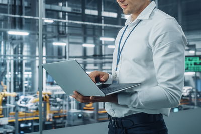 האח הגדול השתלט על המפעל, אבא ואמא נפטרו - והמשפחה התפרקה | סיפור מטלטל