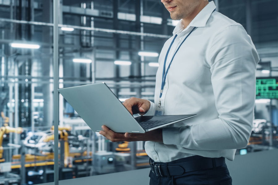 האח הגדול השתלט על המפעל, אבא ואמא נפטרו - והמשפחה התפרקה | סיפור מטלטל