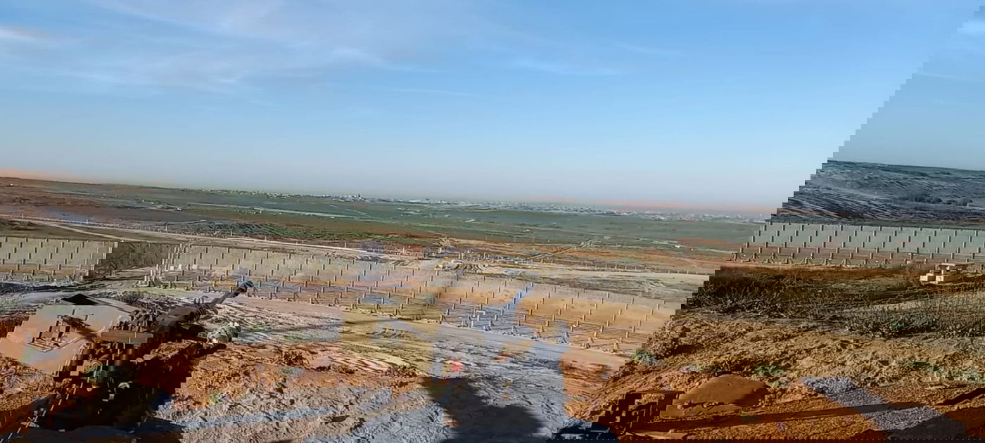 על הטנק בגדר של עזה, השער ממנו נכנסים ישר לבית חנון