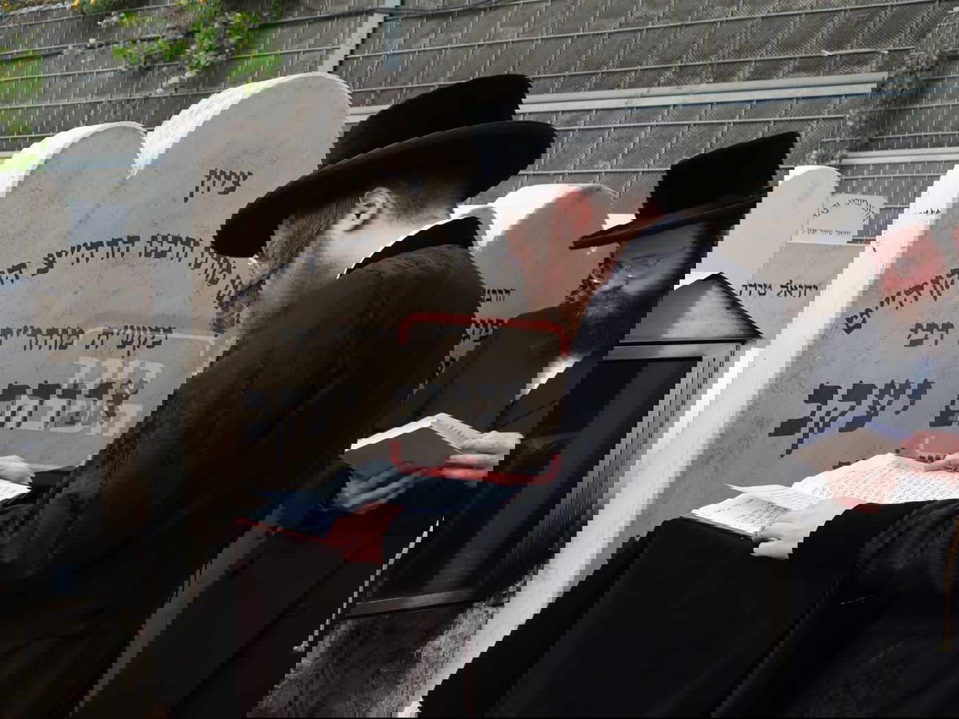 ביום היארצייט של הרבנית, נינה ממשיך נצר הקודש עלה לפקוד את קברה