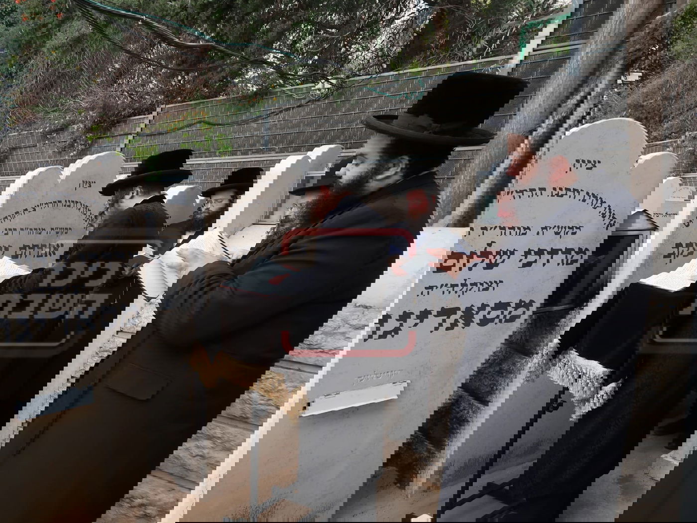 ביום היארצייט של הרבנית, נינה ממשיך נצר הקודש עלה לפקוד את קברה