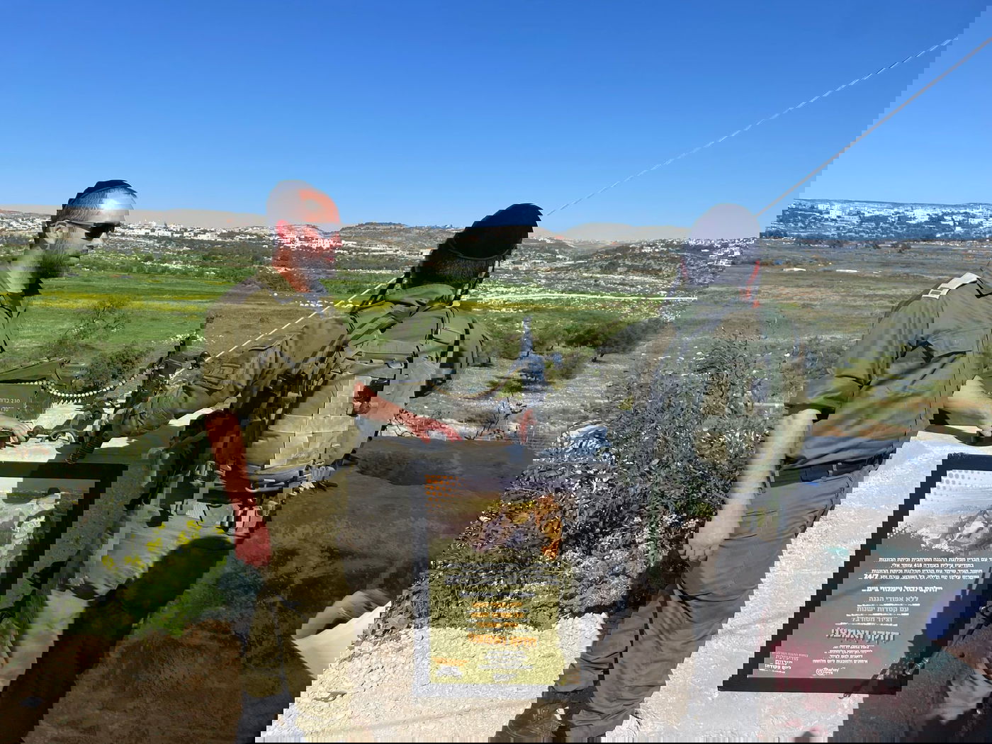 בבולם מול הכפר הערבי