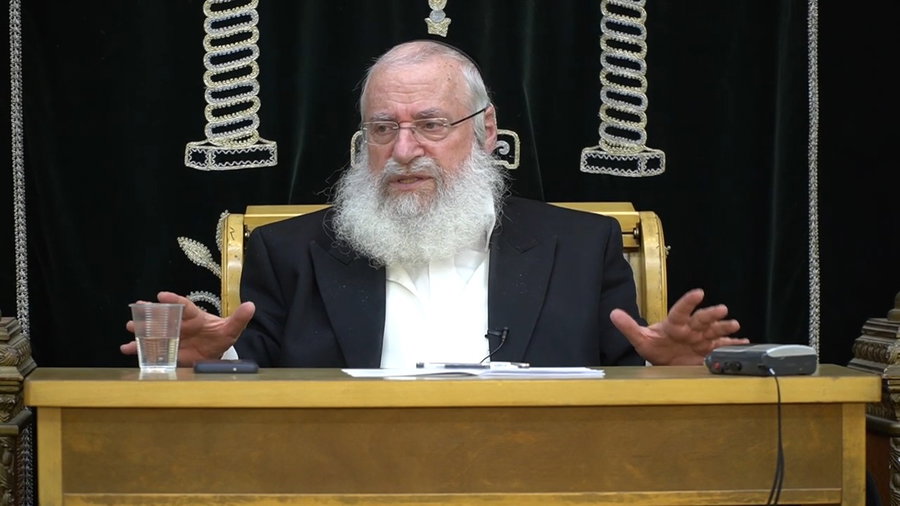 הגאון רבי אשר וייס בשיעורו השבועי