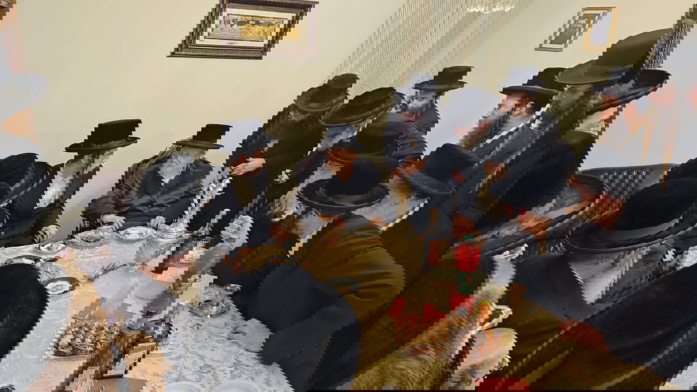 האדמו"ר מביאלה בביתו, לפני כחודש