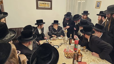 האדמו"ר מביאלה בביתו, לפני כחודש