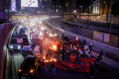 מפגינים למען החטופים חסמו את איילון דרום | נרצח בפיגוע בבית קמה | עדכונים שוטפים