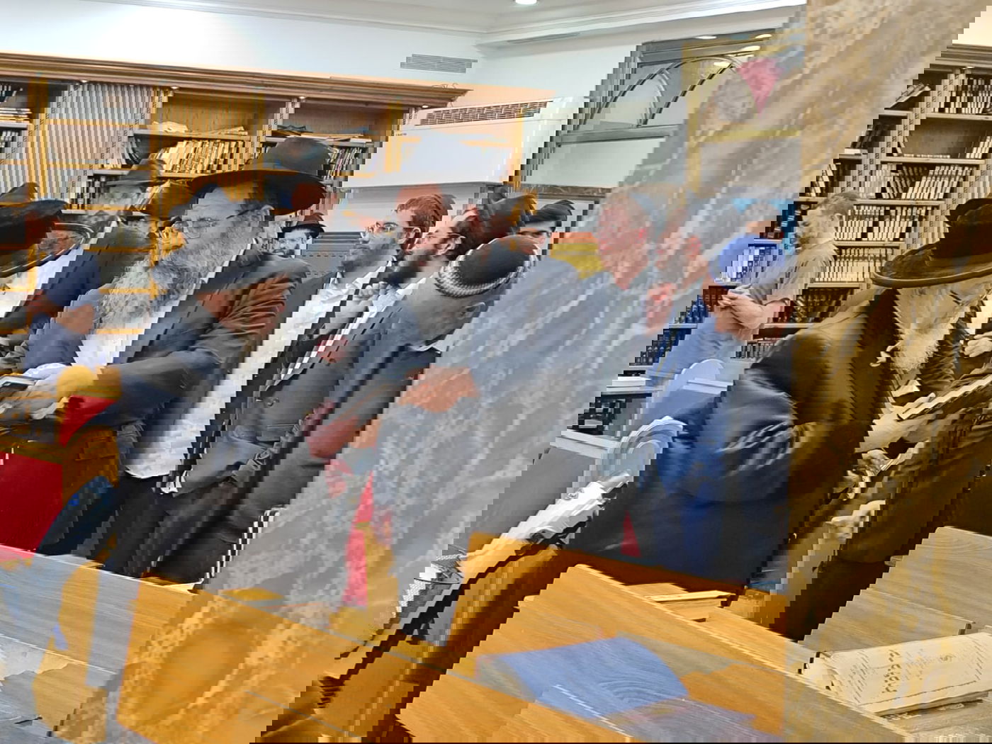 האדמו"ר העלה זכרונות בכפר - עם הגבאי הוותיק 