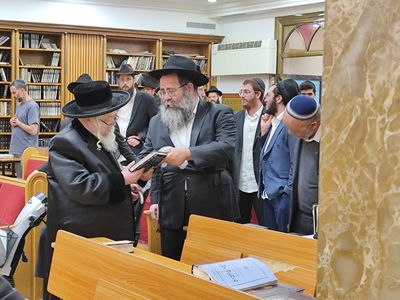 האדמו"ר העלה זכרונות בכפר - עם הגבאי הוותיק 