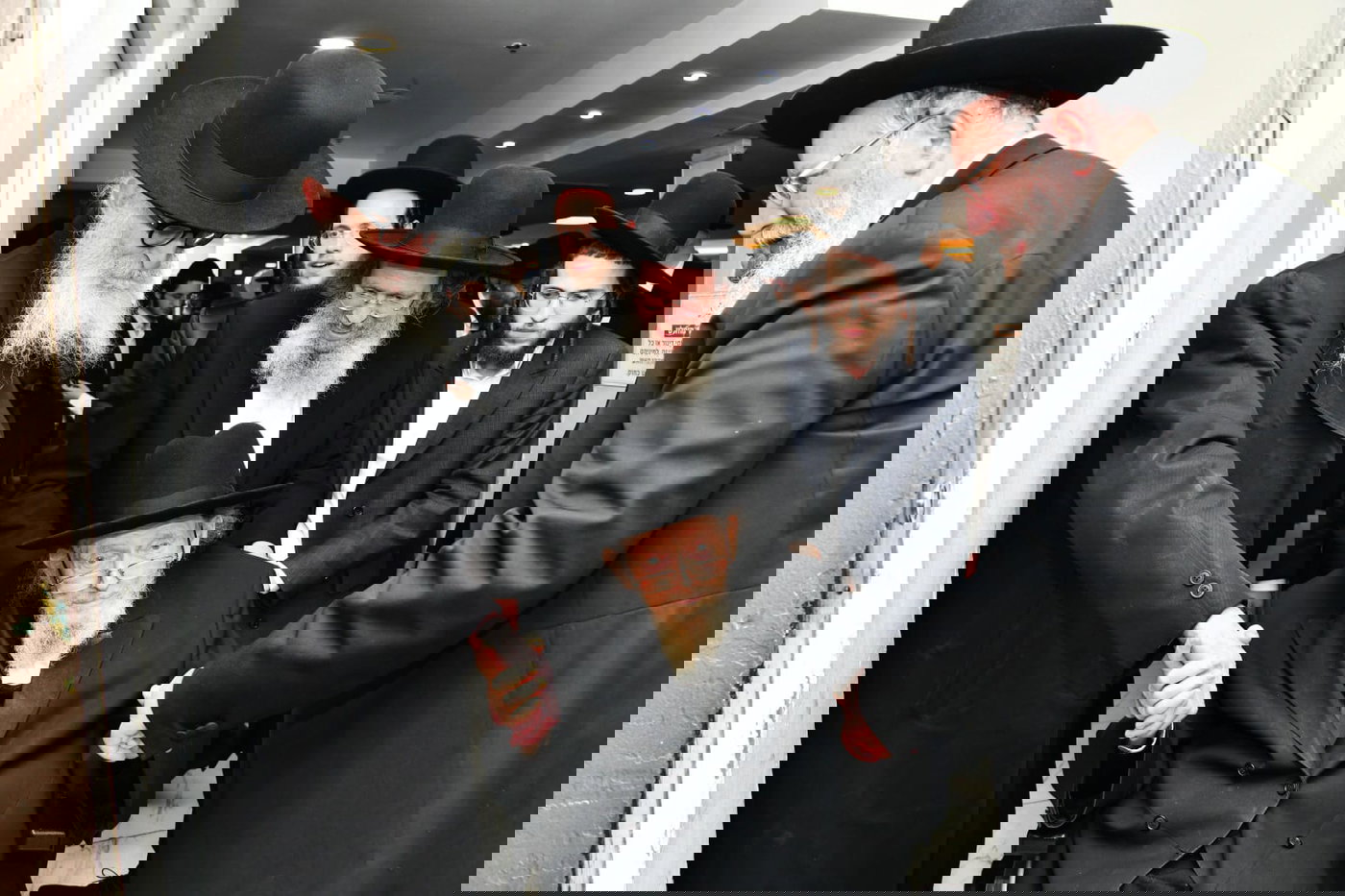 תיעוד משמחת נשואי צאצאי גדולי התורה והיראה; בית 'אמרי יושר – אהלי ישועה'