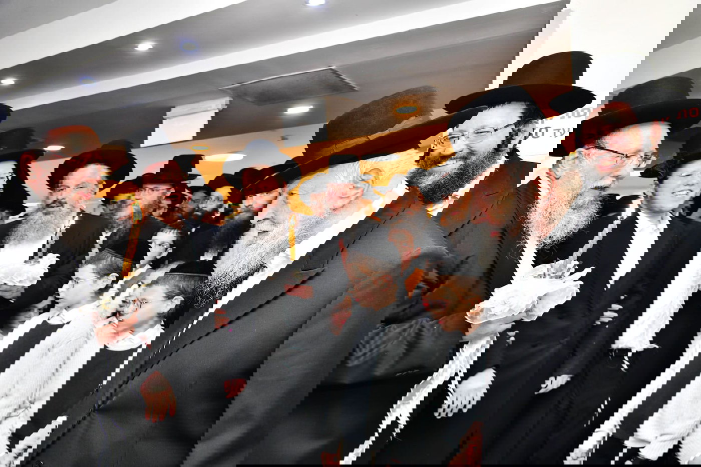 תיעוד משמחת נשואי צאצאי גדולי התורה והיראה; בית 'אמרי יושר – אהלי ישועה'