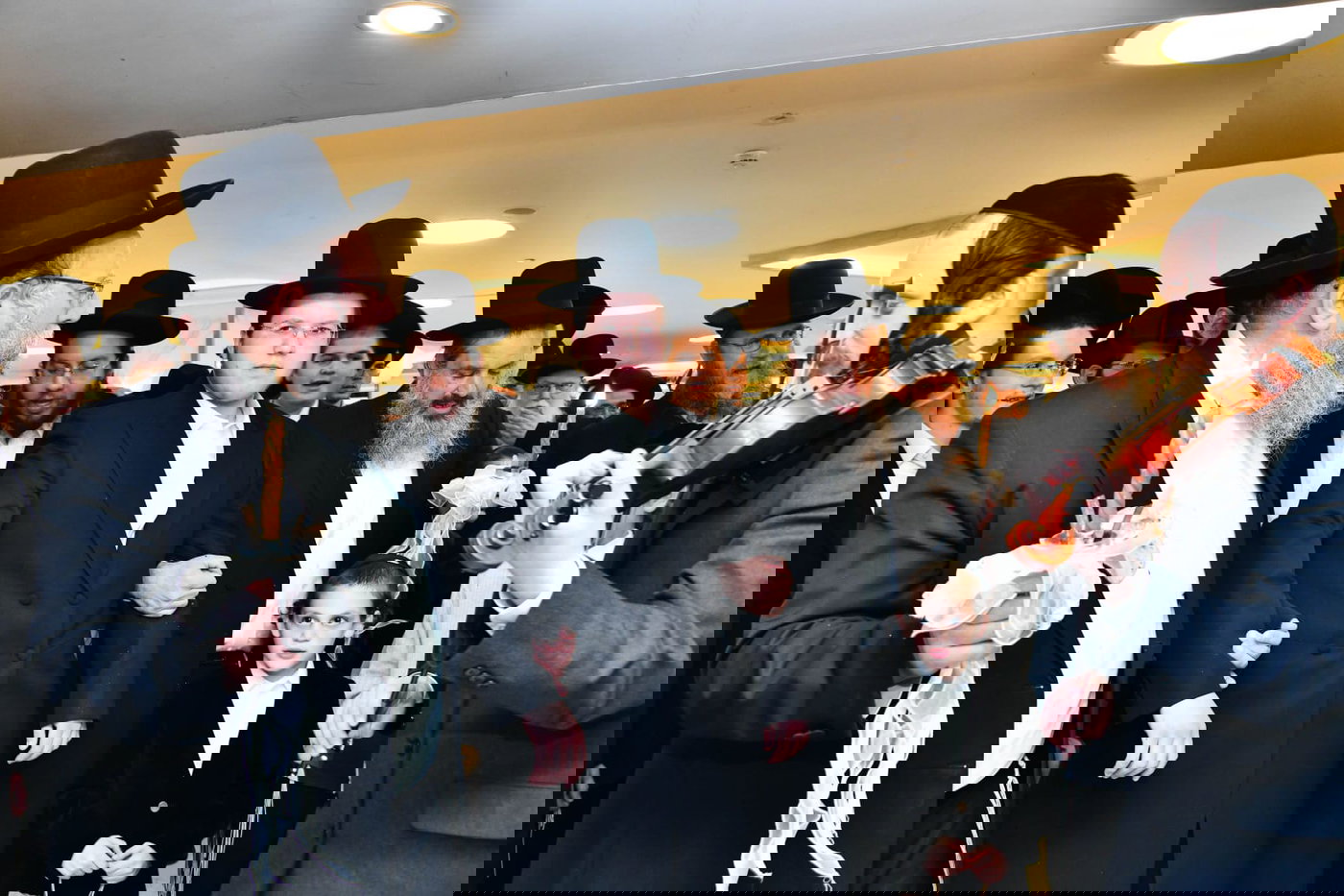 תיעוד משמחת נשואי צאצאי גדולי התורה והיראה; בית 'אמרי יושר – אהלי ישועה'