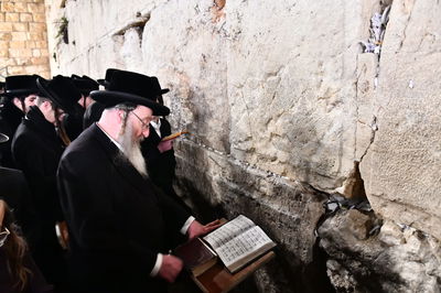 לרפואת האדמו"ר: חסידי ביאלה בעצרת תפילה בכותל המערבי