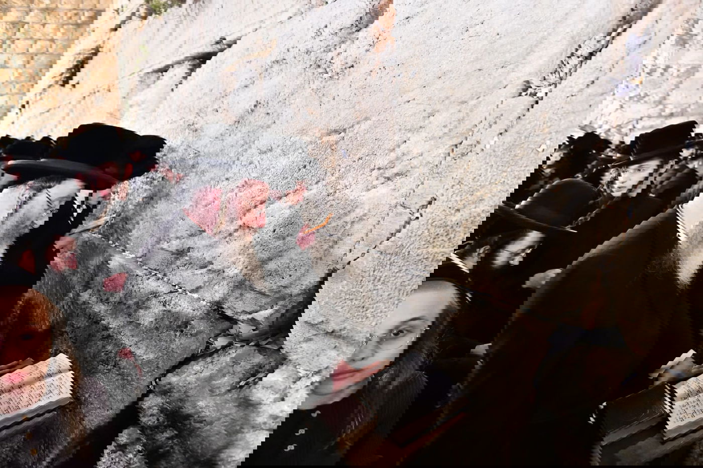 לרפואת האדמו"ר: חסידי ביאלה בעצרת תפילה בכותל המערבי