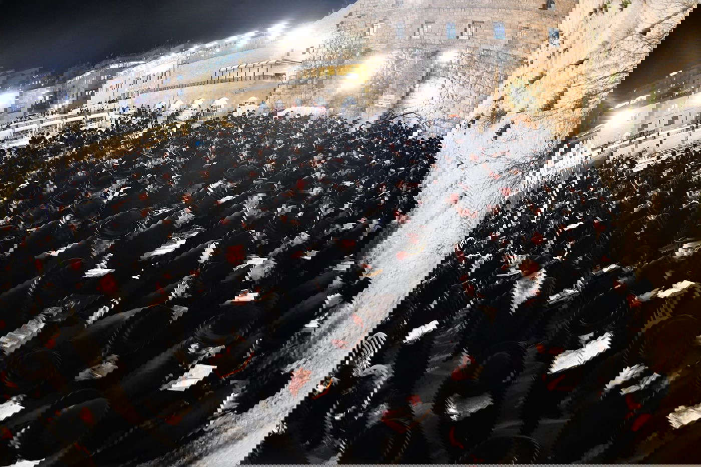 לרפואת האדמו"ר: חסידי ביאלה בעצרת תפילה בכותל המערבי