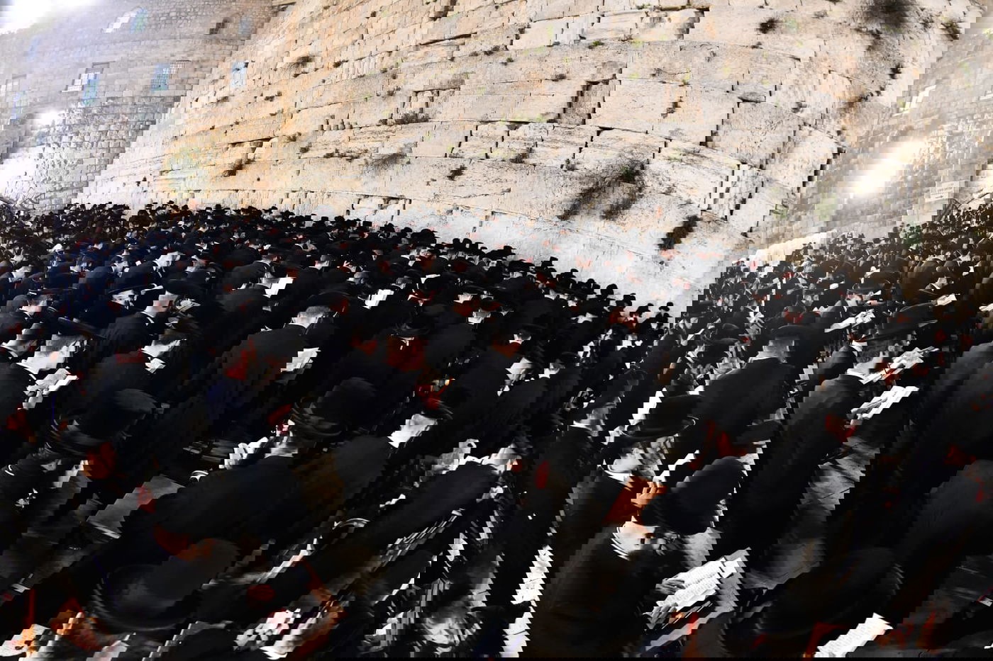 לרפואת האדמו"ר: חסידי ביאלה בעצרת תפילה בכותל המערבי