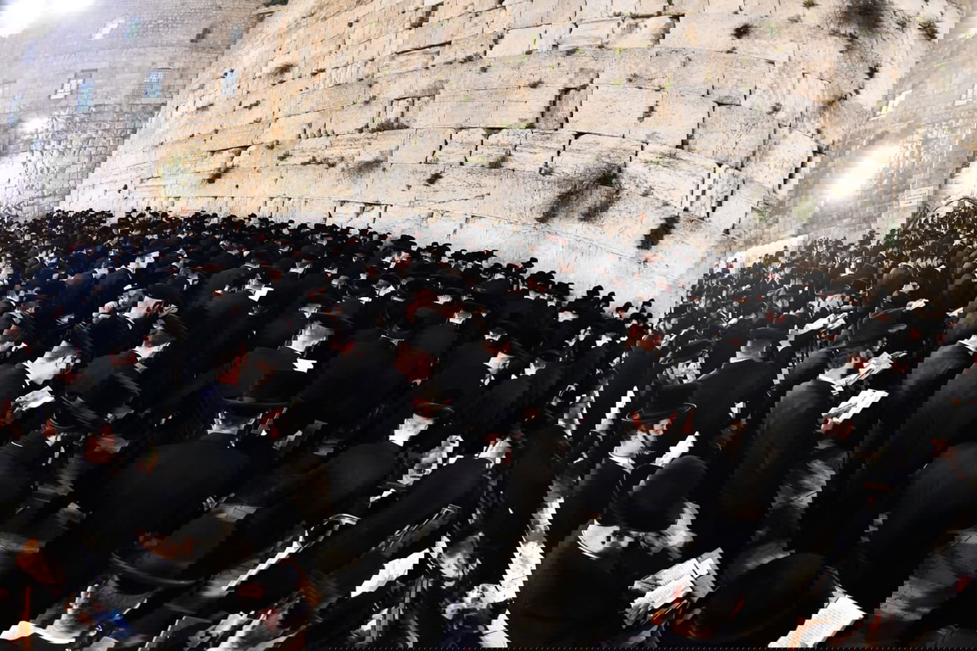 לרפואת האדמו"ר: חסידי ביאלה בעצרת תפילה בכותל המערבי