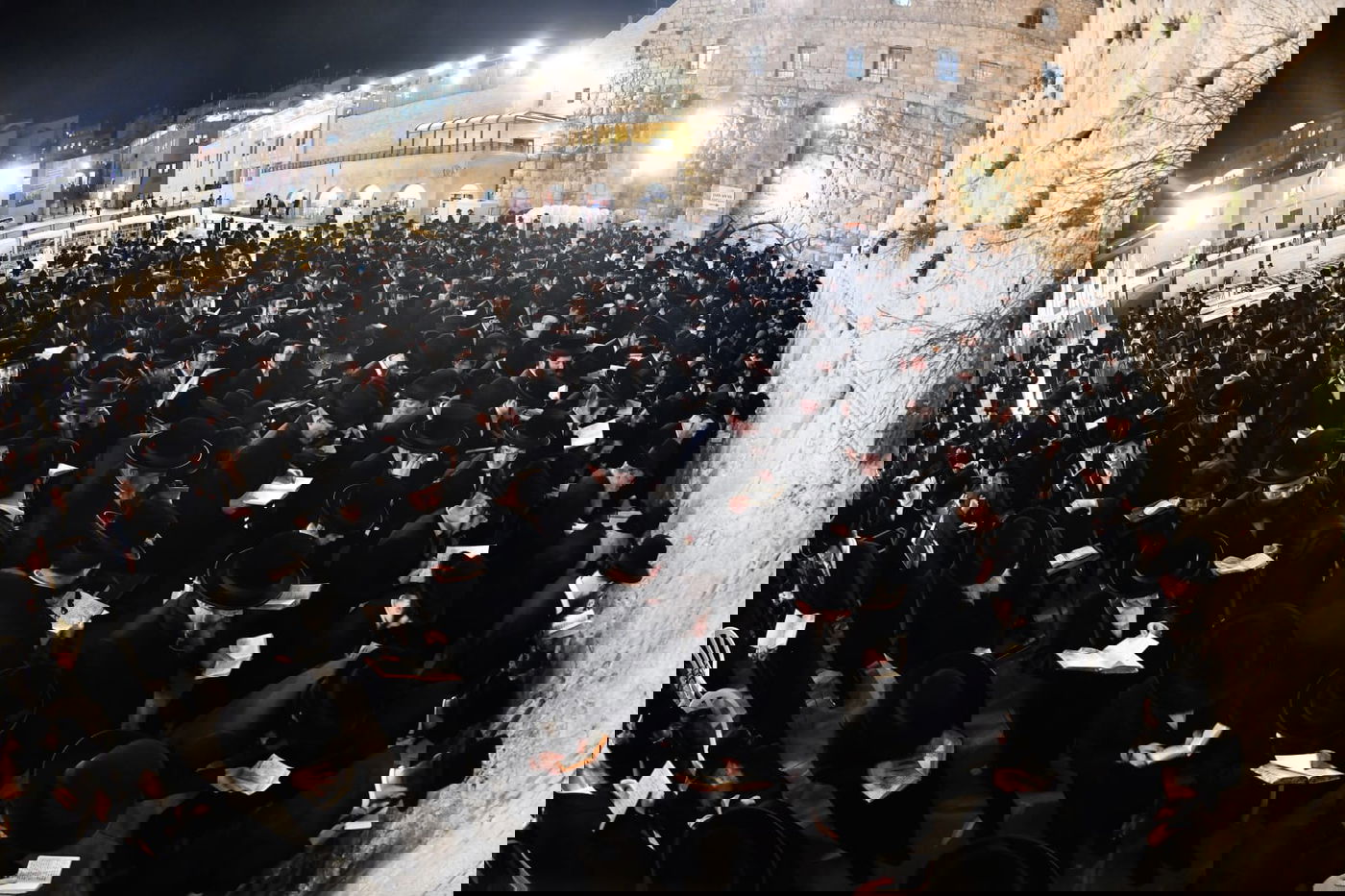 לרפואת האדמו"ר: חסידי ביאלה בעצרת תפילה בכותל המערבי