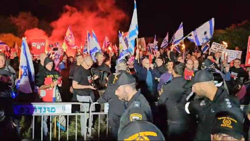 מפגיני שמאל מוחים נגד ראש הממשלה נתניהו מול ביתו בקיסריה