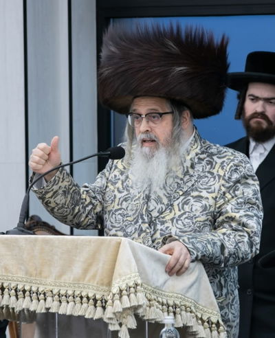 "בני מלכים אנחנו" - האדמו"ר ביקש מהבחורים להתנהג כדבעי ביום הפורים