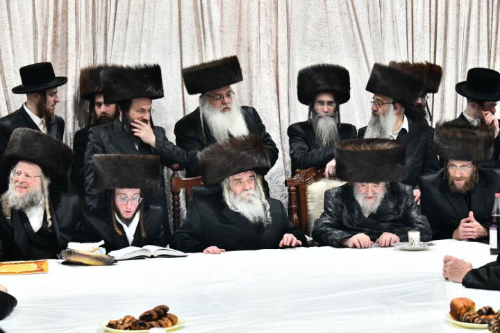 האדמו"ר והדיין חיתנו; החתן חבש שטריימיל 'בלי שפיצים'