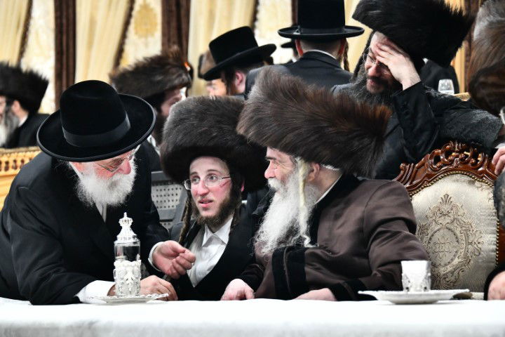 האדמו"ר והדיין חיתנו; החתן חבש שטריימיל 'בלי שפיצים'