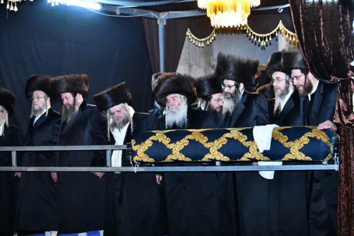 האדמו"ר והדיין חיתנו; החתן חבש שטריימיל 'בלי שפיצים'