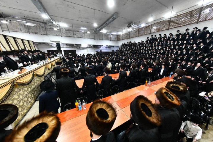 האדמו"ר והדיין חיתנו; החתן חבש שטריימיל 'בלי שפיצים'