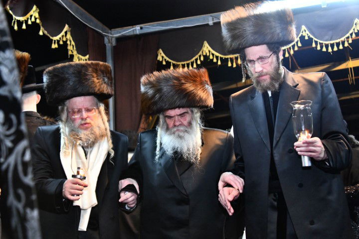 האדמו"ר והדיין חיתנו; החתן חבש שטריימיל 'בלי שפיצים'