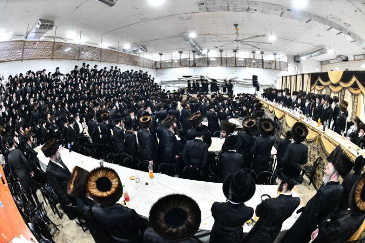 האדמו"ר והדיין חיתנו; החתן חבש שטריימיל 'בלי שפיצים'