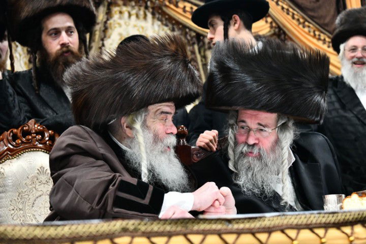 האדמו"ר והדיין חיתנו; החתן חבש שטריימיל 'בלי שפיצים'