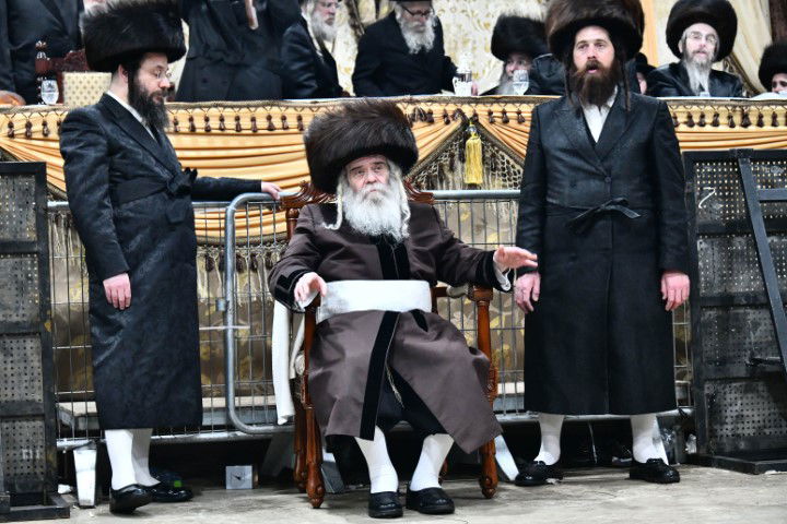 האדמו"ר והדיין חיתנו; החתן חבש שטריימיל 'בלי שפיצים'